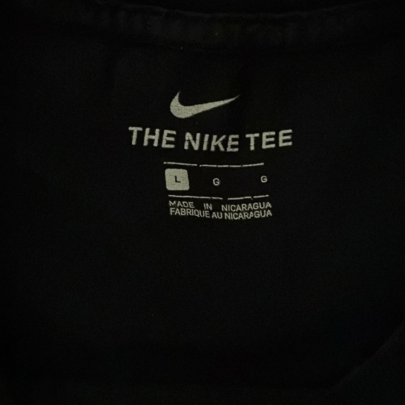 Nike shirts and one jordan - Picture 5 of 11